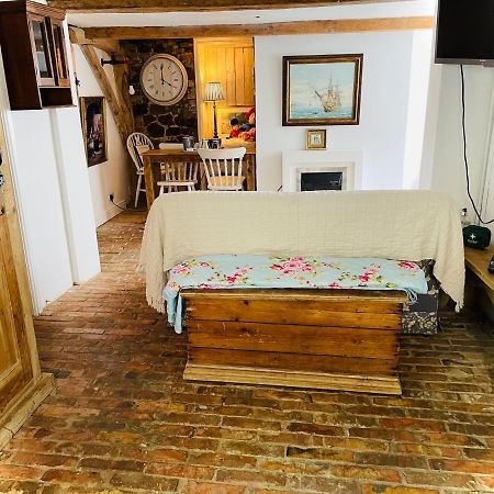 The Beehive, Ground Floor Apartment In Norfolk, No Shared Amenities Downham Market Extérieur photo